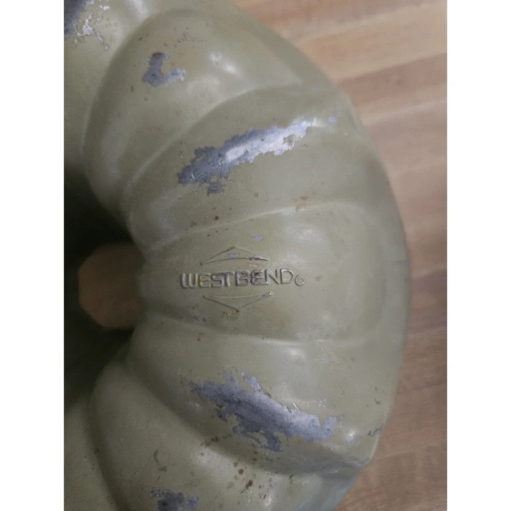 Vintage WESTBEND Heavy Aluminum Bundt Cake Pan, 